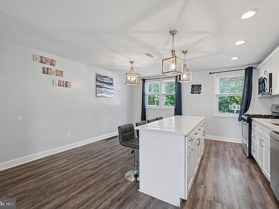 5th image of 124 S Academy Ave