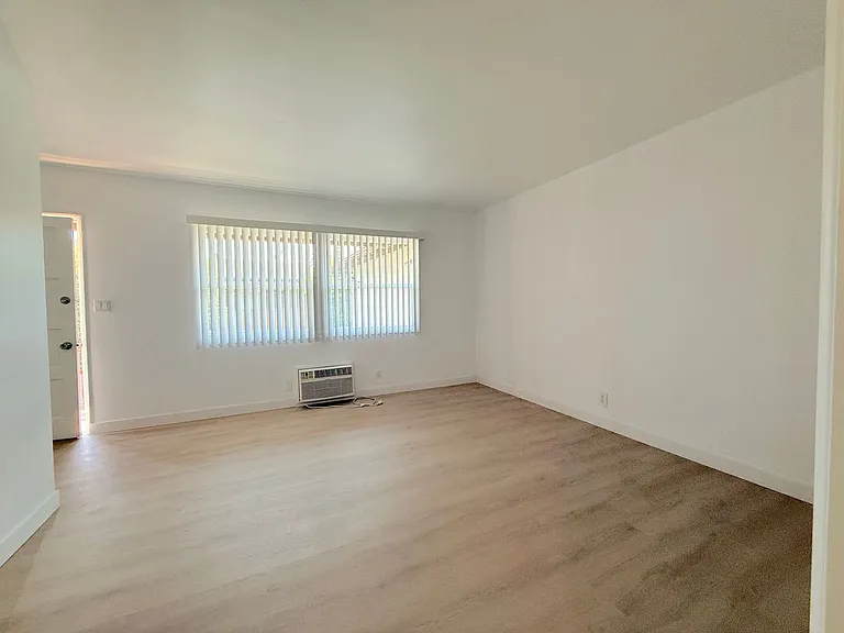 331 E Live Oak St — Photo 5