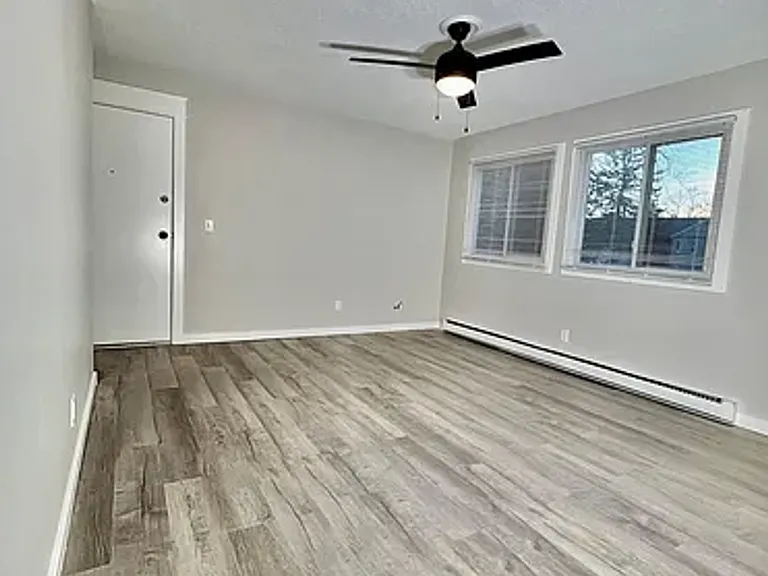 2bed 1 bath Unit in quiet Clive location — Photo 12