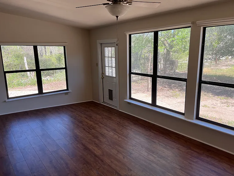 1914 E Pyron Ave — Photo 3