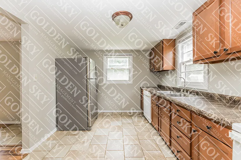 3 bed, 1.0 bath, 866 sqft, $1,350 — Photo 4