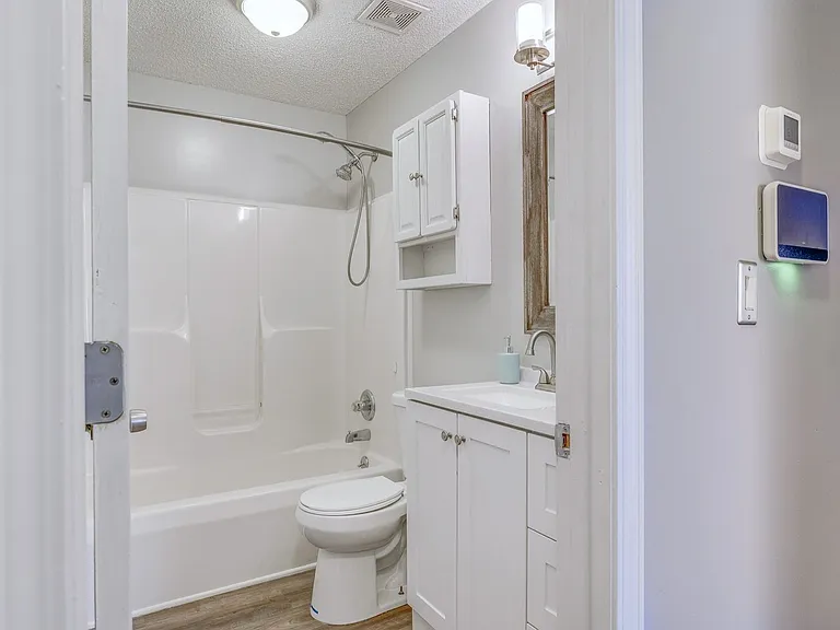 1737 Crestview Dr — Photo 16