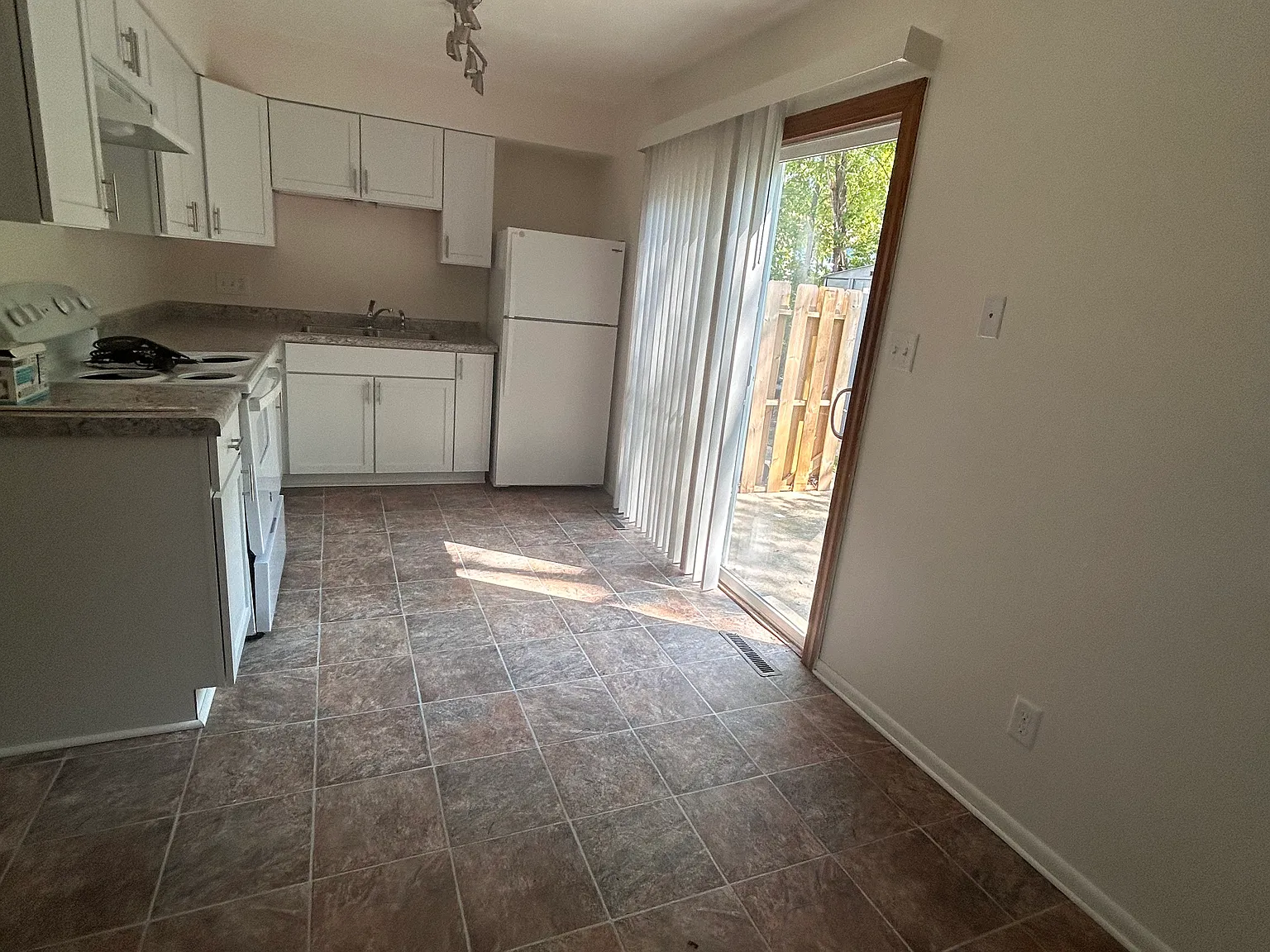 3 bed, $1,200 — Photo 2