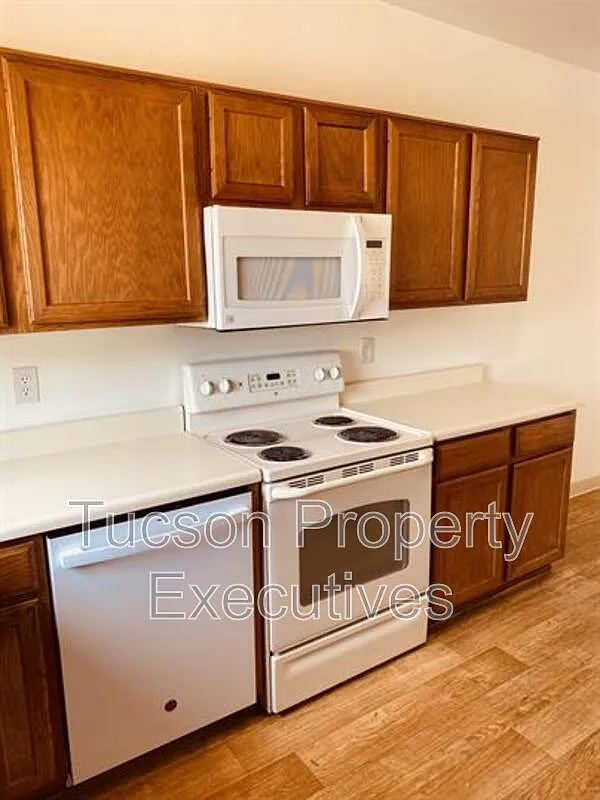 2 bed, 1.0 bath, 700 sqft, $995 — Photo 2