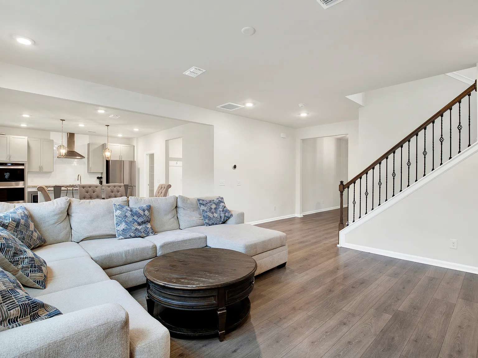 3 bed, 2.5 bath, 2384 sqft, $2,400 — Photo 4