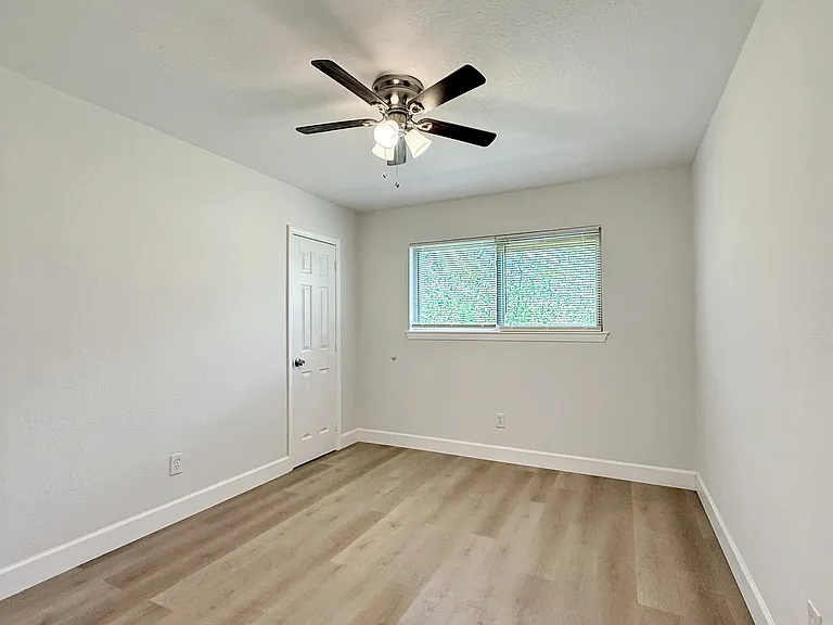 1016 E Walker St — Photo 14