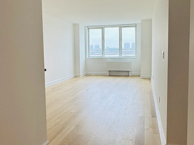 120 Riverside Blvd #5L — Photo 4