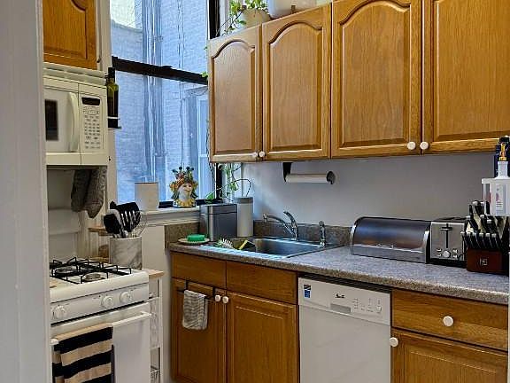 5th image of 147 Montague St APT 1