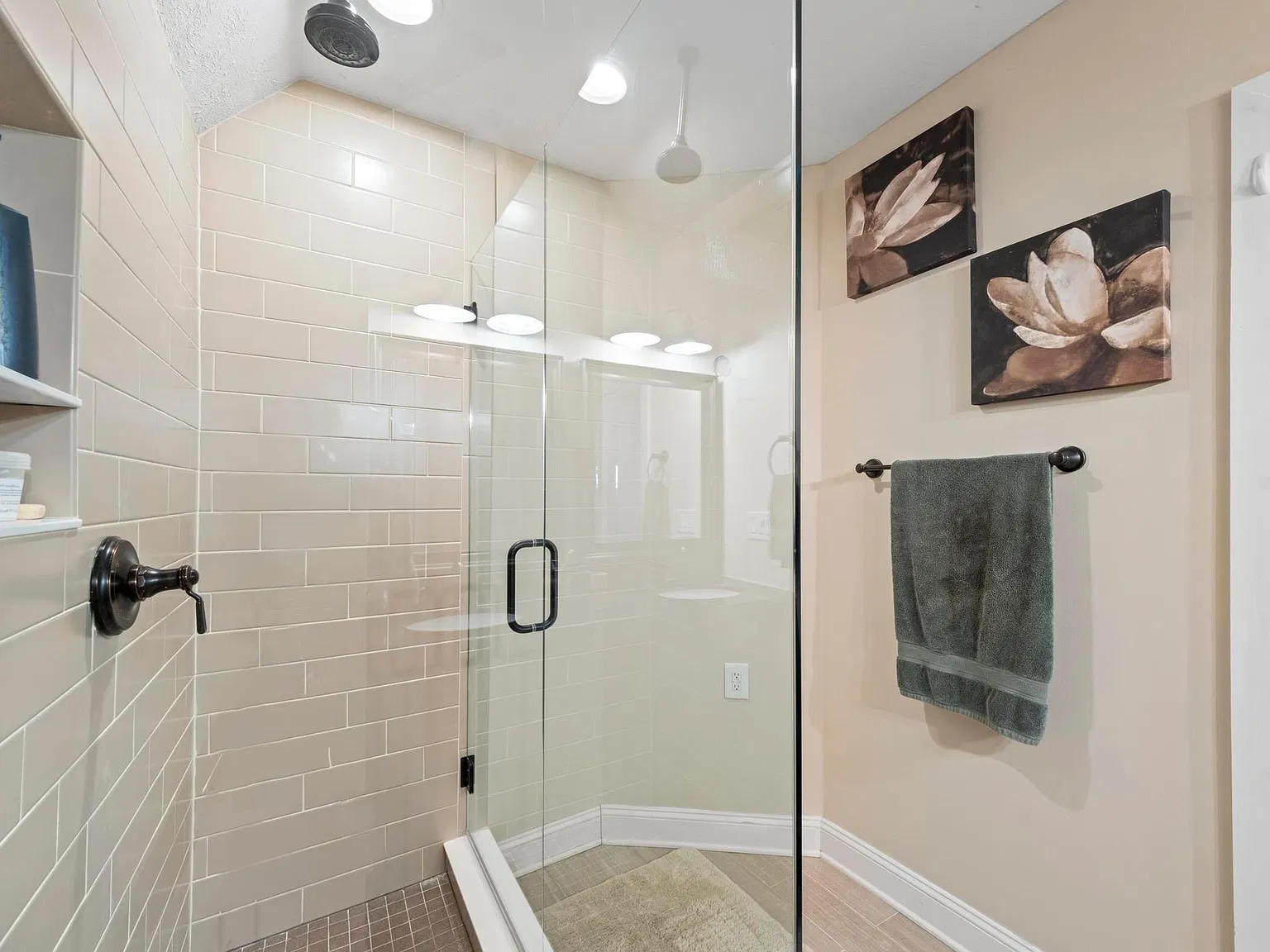 3 bed, 3120 sqft, $2,700 — Photo 2