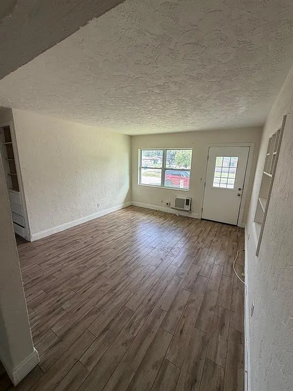 2 bed, 1.0 bath, 650 sqft, $1,275 — Photo 2