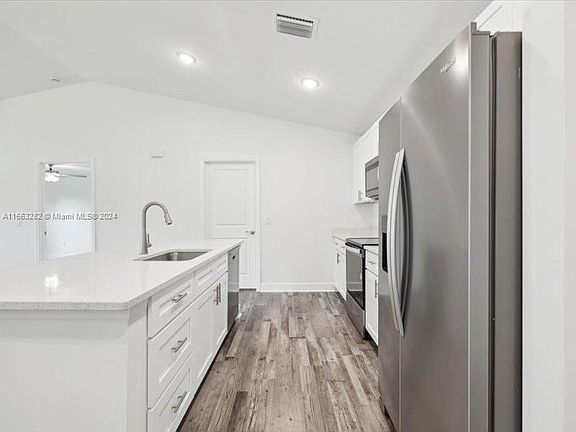 5th image of 324 NW 19th St