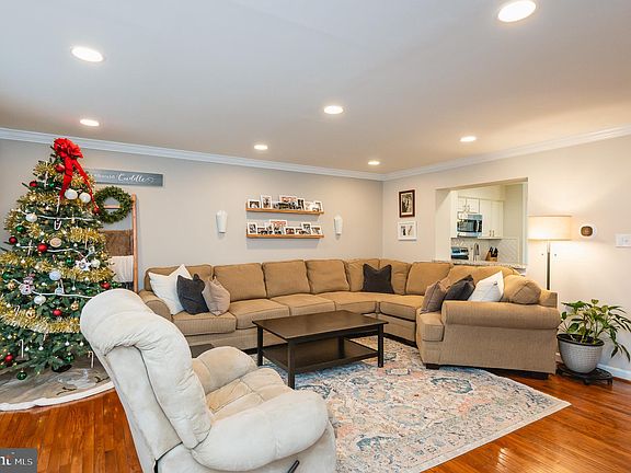 4th image of 216 Temple Dr