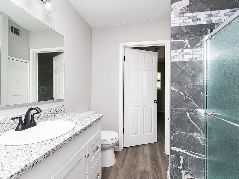 605 N Main St — Photo 14