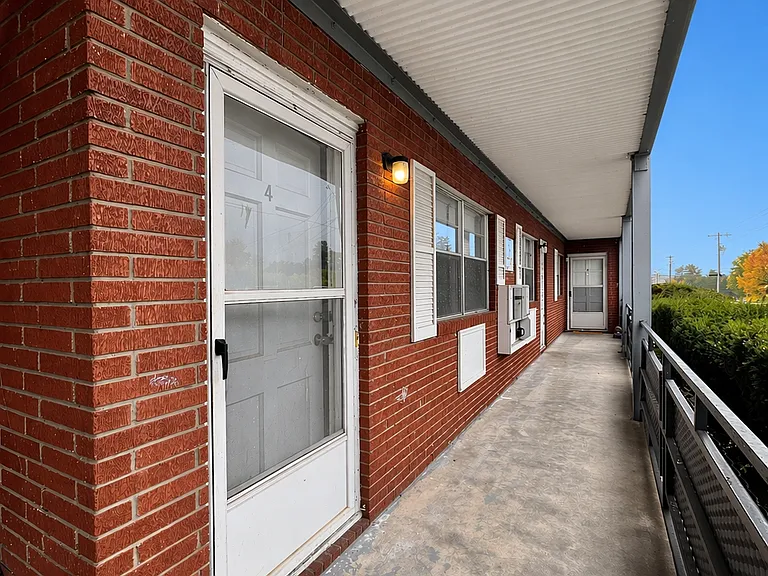 802 E King St #11 — Photo 10