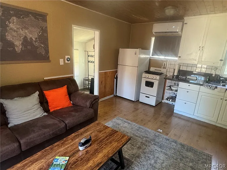 208 E Mountain View Blvd — Photo 7