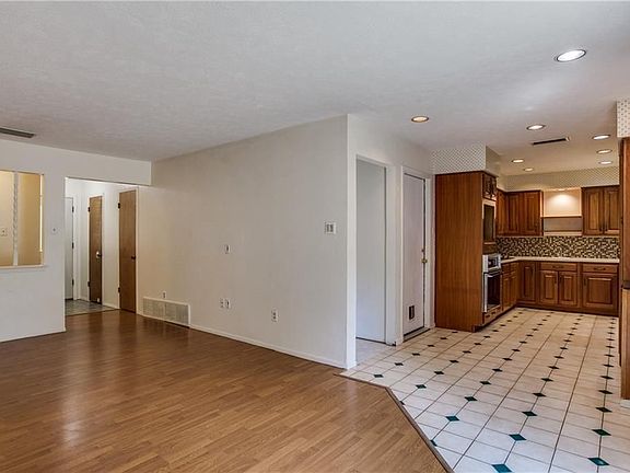 5th image of 715 N Lisa Ln