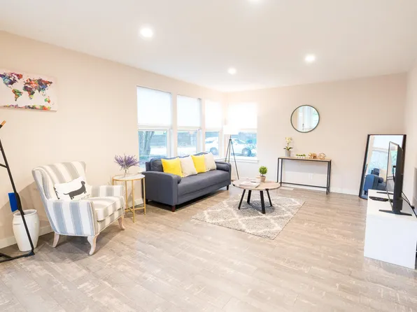 8985 SW Center St, Tigard, OR 97223