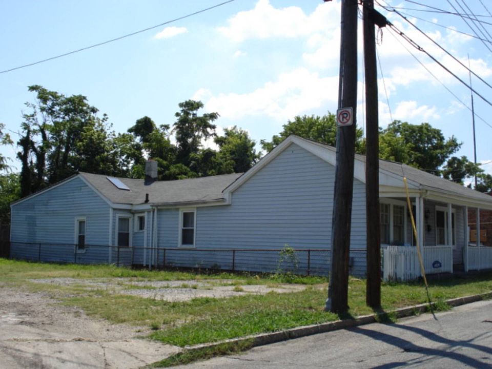 2nd image of 25 W 21st St