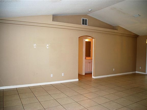 4th image of 114 SW Thornhill Dr
