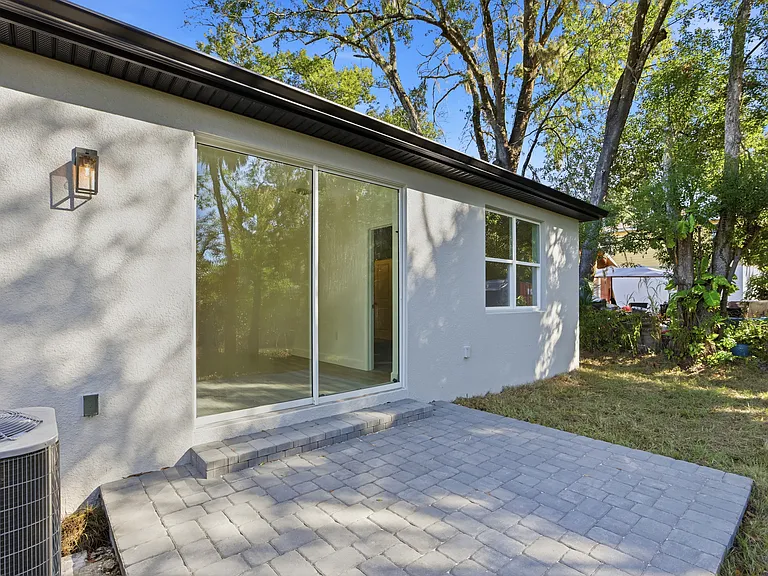 1209 W 15th St — Photo 30