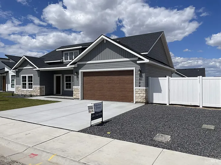 1122 Crestview Dr — Photo 1