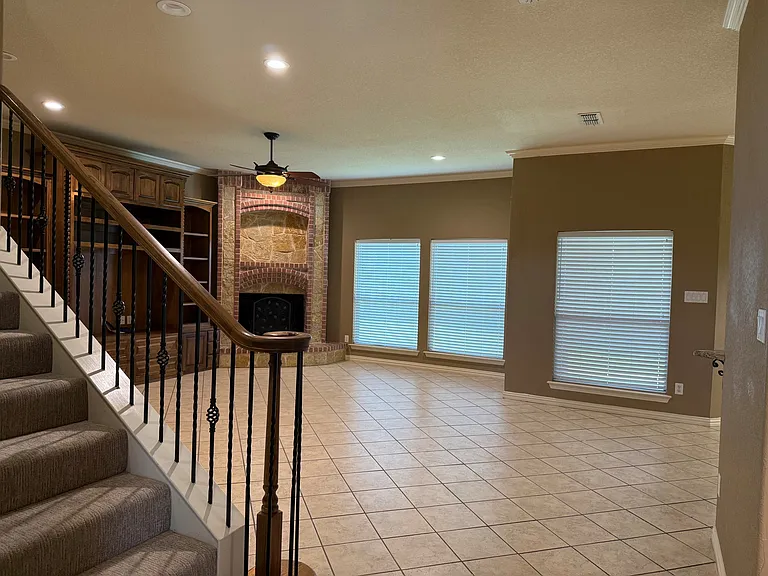 2207 Canterbury Dr — Photo 7