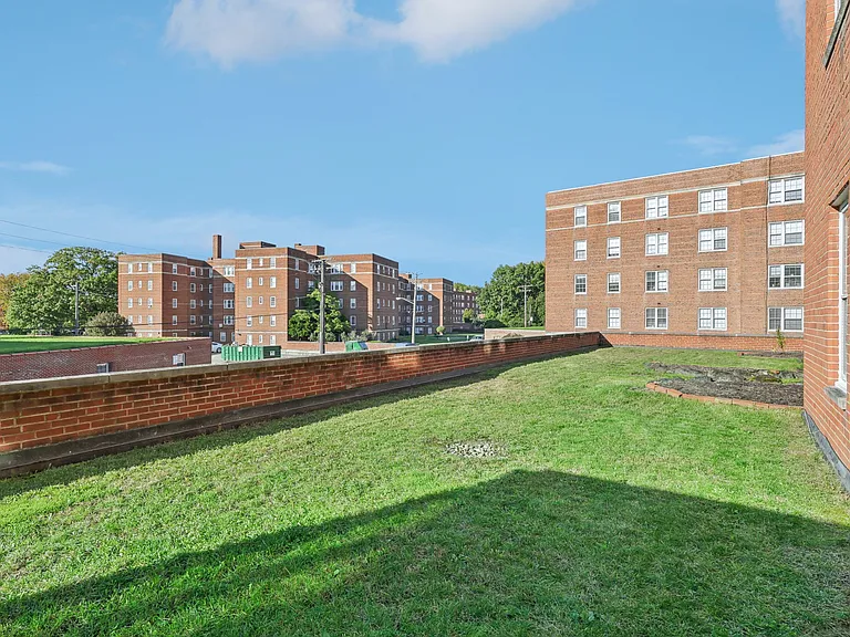 Embassy House Apartments — Photo 41
