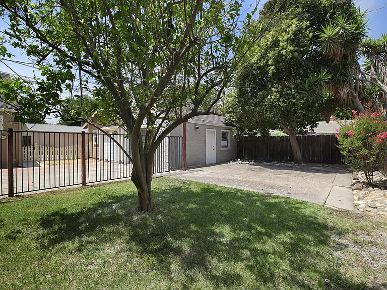 927 Taft Ave — Photo 11