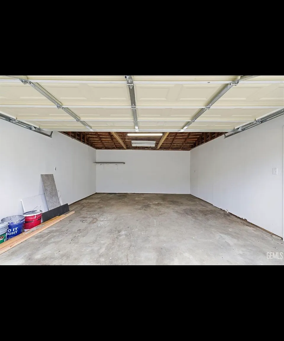 3 bed, 1052 sqft, $2,300 — Photo 3