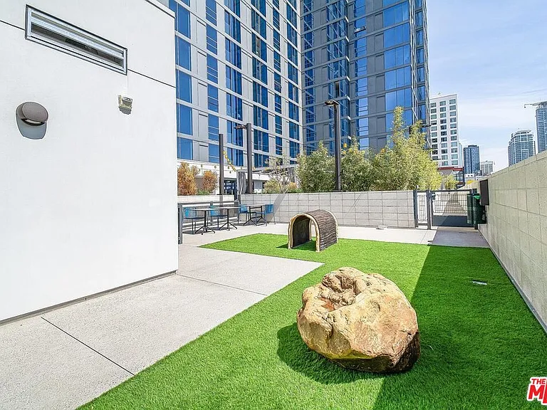 330 E 11th St #607 — Photo 36