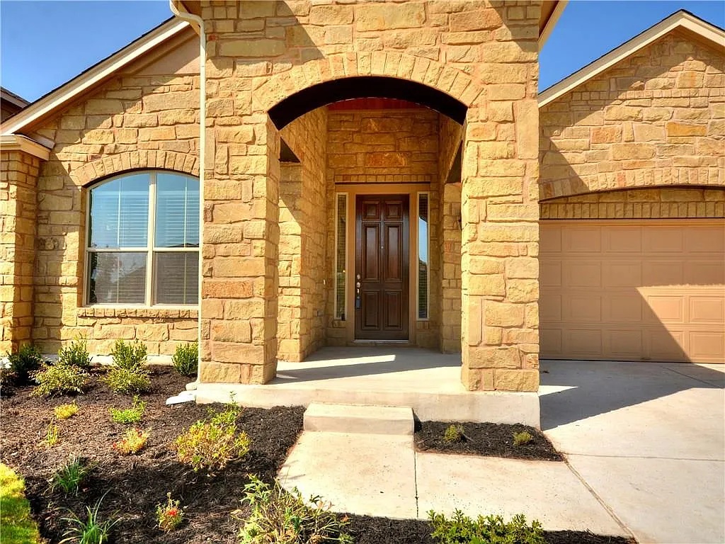 3 bed, 2.0 bath, 1962 sqft, $2,250 — Photo 2