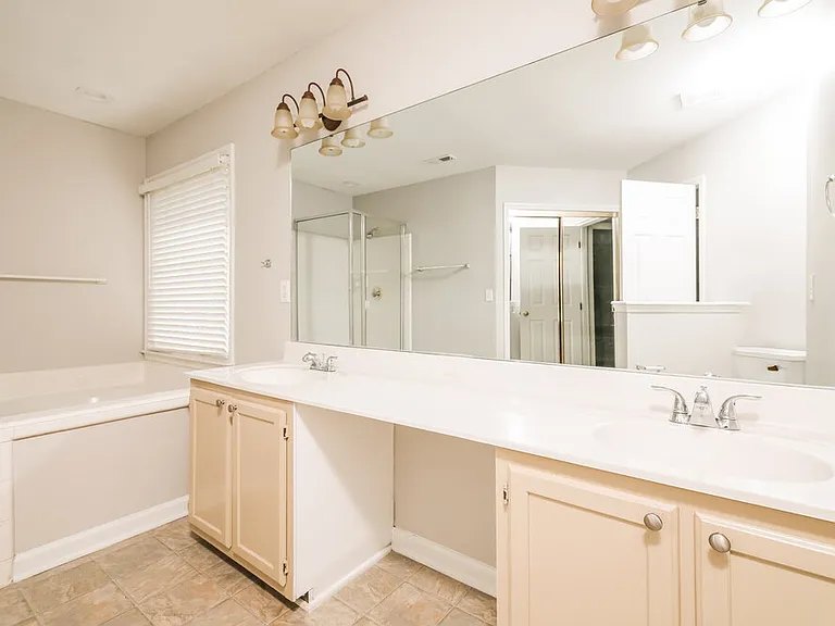 1004 Silverbell Ln — Photo 12