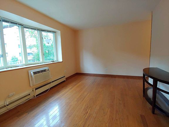 5th image of 5920 N Kenmore Ave APT 202