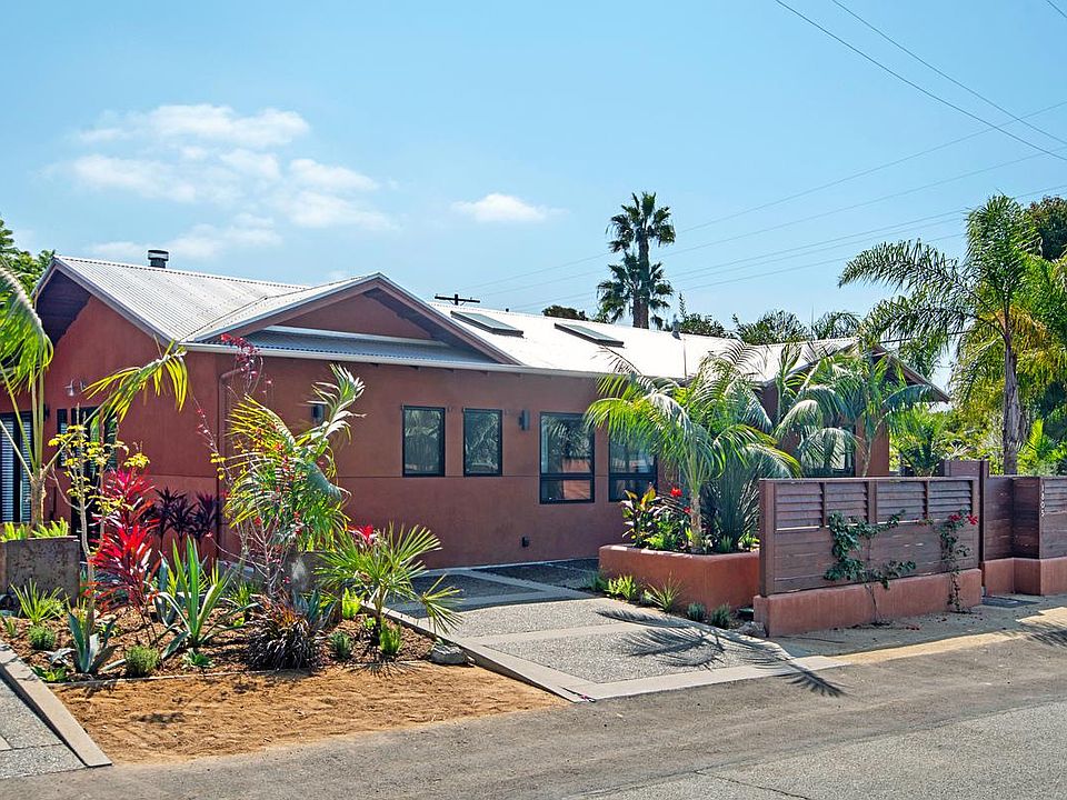 Front of home with 3rd parking space