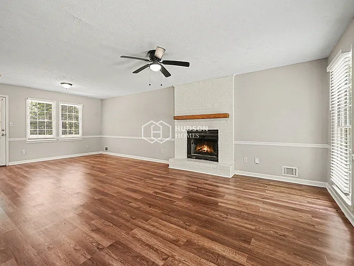 3 bed, 2.5 bath, 1800 sqft, $2,015 — Photo 4