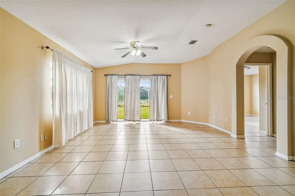3 bed, 2.0 bath, 1290 sqft, $2,000 — Photo 4