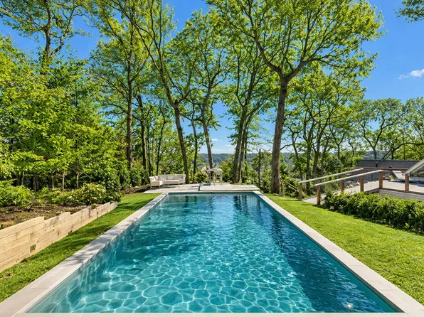 https://photos.zillowstatic.com/fp/1106ed5ce0c6f8e0608585f6e9bee447-p_e.webp