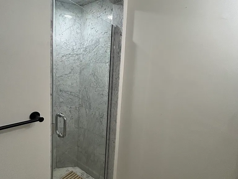 621 E 3rd St #3 — Photo 14