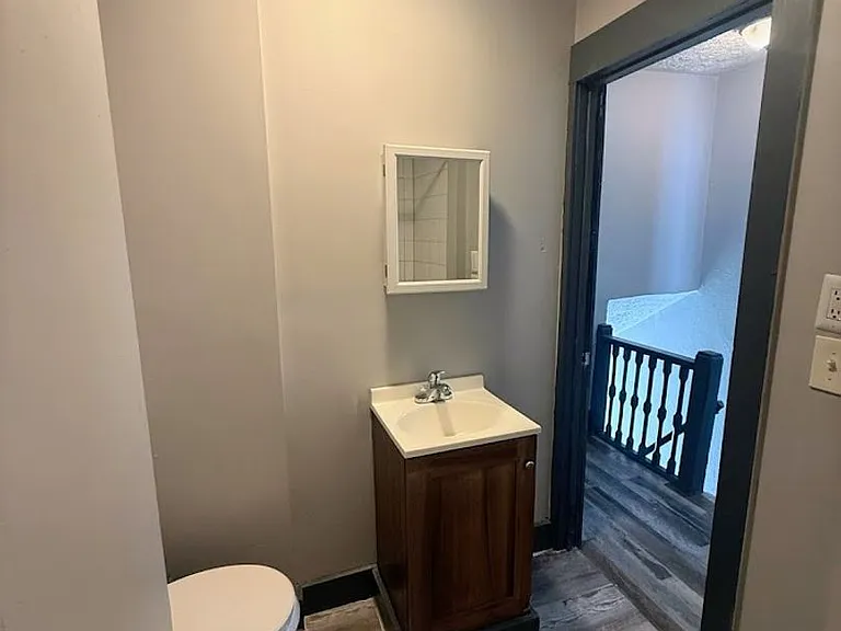 560 Schiller Ave — Photo 8