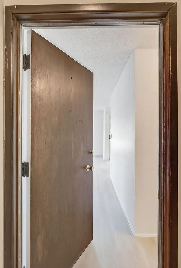Charming 1-Bedroom Apartment in Highland Park Freshly Updated & Conveniently Located — Photo 3