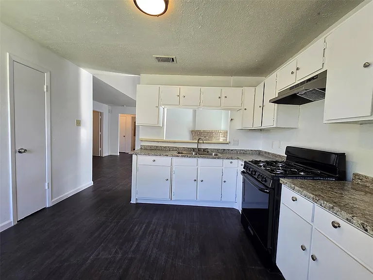 5543 Ambern Dr — Photo 8