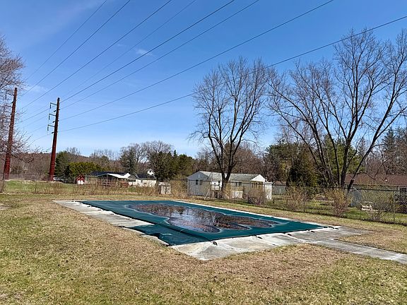 3rd image of 105 Pomeroy Ln