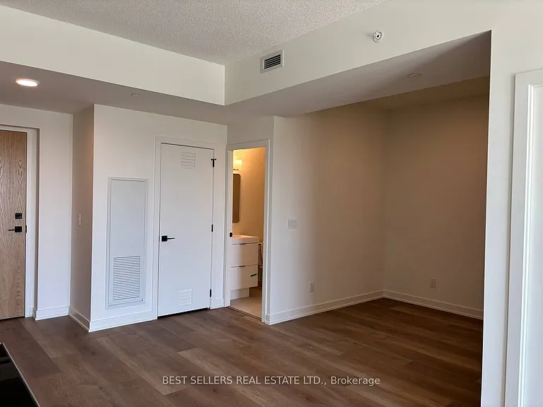 33 Erie Ave #812 — Photo 2