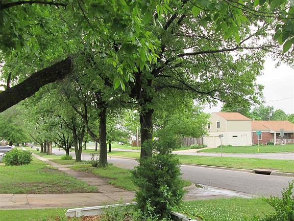 Front sidewalk leading to the elementary school just a couple of blocks away!