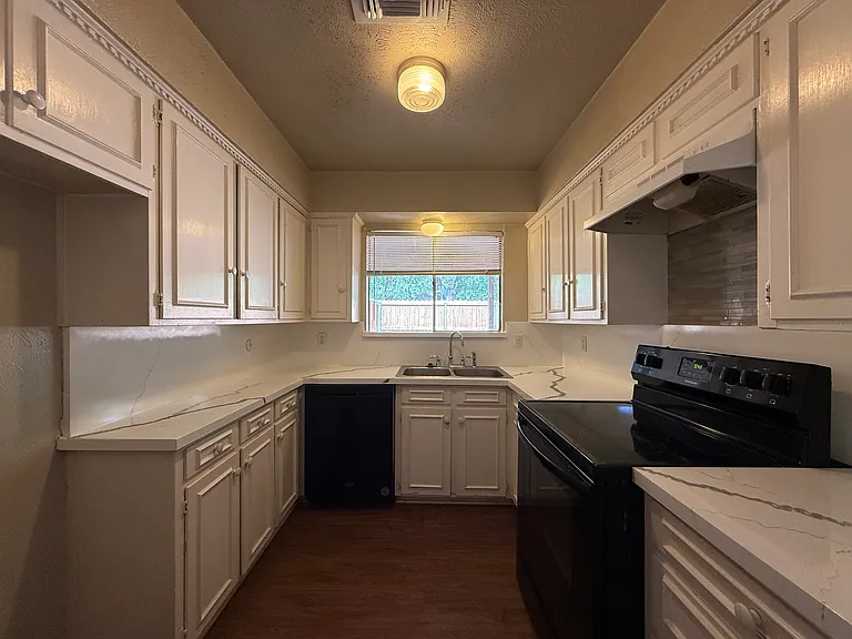 734 Londonderry Ln — Photo 5
