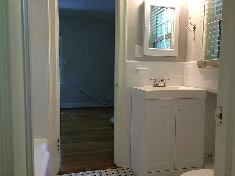 2627 Selwyn Ave #4 — Photo 9