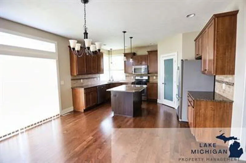 5 bed, 4.0 bath, 3104 sqft, $3,495 — Photo 2