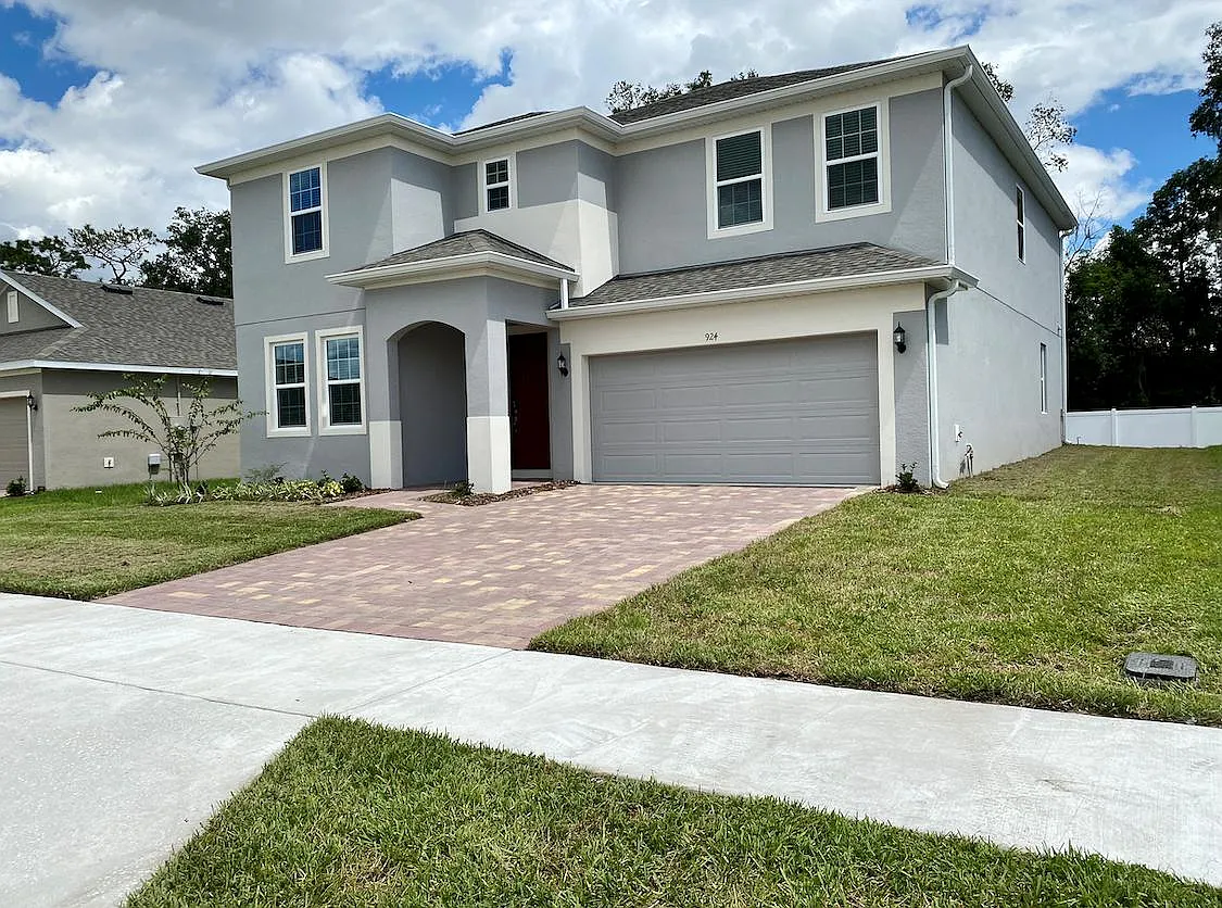 924 Avenal Ln — Photo 2