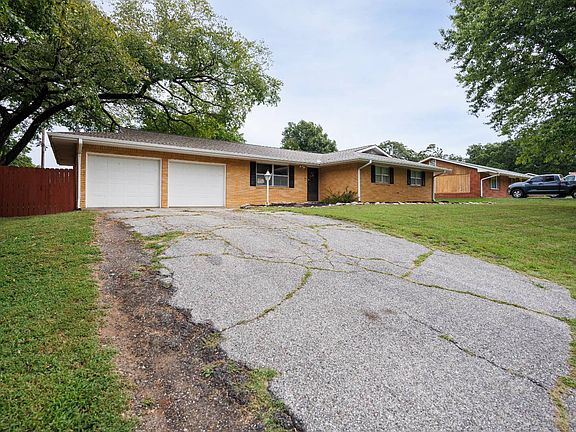 2nd image of 208 Lakeview Dr