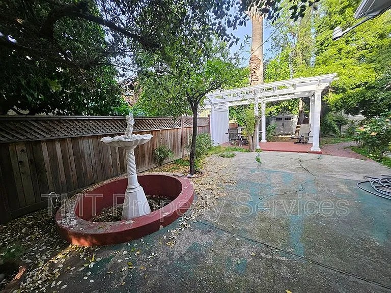 1214 N Pershing Ave — Photo 108
